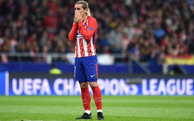 im电竞讨论-凯西戴帽后把球鞋送给小球迷